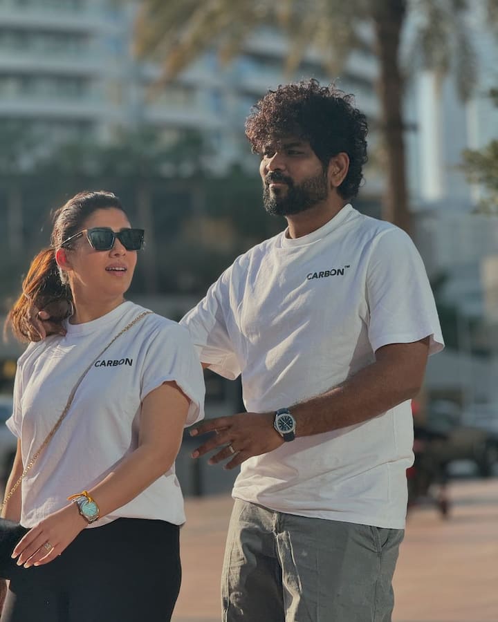 नयनतारा सोशल मीडिया पर दोनों बच्चों के साथ अक्सर फोटोज शेयर करती रहती हैं. उनका इंस्टाग्राम बच्चों के साथ बिताए पलों से भरा हुआ है.
