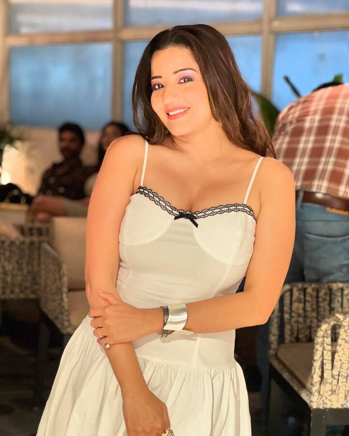 વ્હાઈટ શોર્ટ ડ્રેસમાં મોનાલિસા હોટ પોઝ આપતી કેમેરાની સામે જોવા મળી રહી છે.