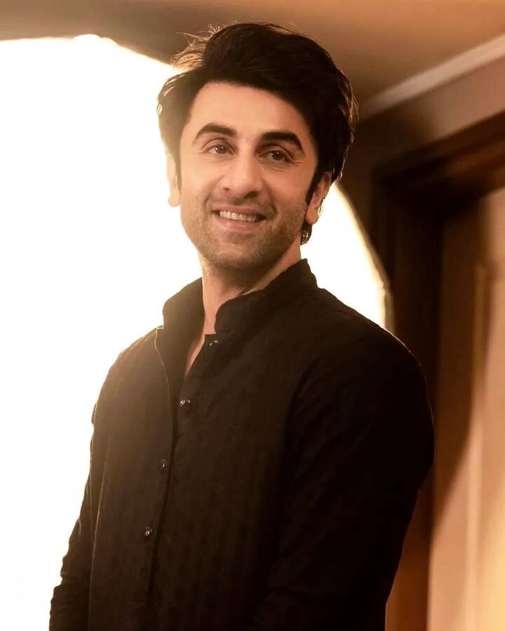 Ranbir Kapoor Net worth – रणबीर कपूर पिछले कई सालों से बॉलीवुड में एक्टिव हैं. जिन्होंने अभी कई सुपरहिट फिल्मों में काम किया है. यही वजह है कि आज वो लैविश लाइफ जीते हैं. रिपोर्ट्स के अनुसार एक्टर की नेटवर्थ 345 करोड़ रुपए है.
