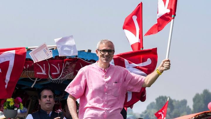 उमर अब्दुल्ला ने भाजपा पर जमकर निशाना साधा और कहा कि बीजेपी हमारे खिलाफ चुनाव लड़ रही है तो हमारे घोषणा पत्र की तारीफ वह लोग कैसे करेंगे. वह बोले कि हमारे घोषणा पत्र की चर्चा और तारीफ तो पूरे देश और विदेशों में हो रही है.