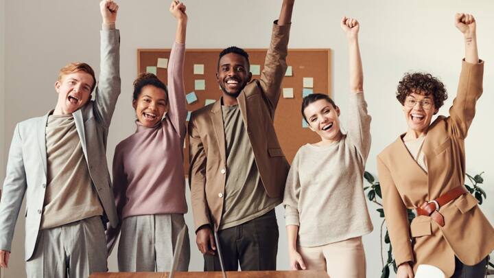 एक्‍सपर्ट्स के मुताबिक बालों को सुंदर रखने के लिए उन्‍हें कटवाना भी बहुत जरूरी होता है. क्‍योंकि अगर आप उन्‍हें ट्रिम करवाते हैं, तो इससे आपके बाल तो स्‍वस्‍थ रहते ही हैं साथ ही आप दूसरी समस्‍याओं से भी दूर रहेंगे.