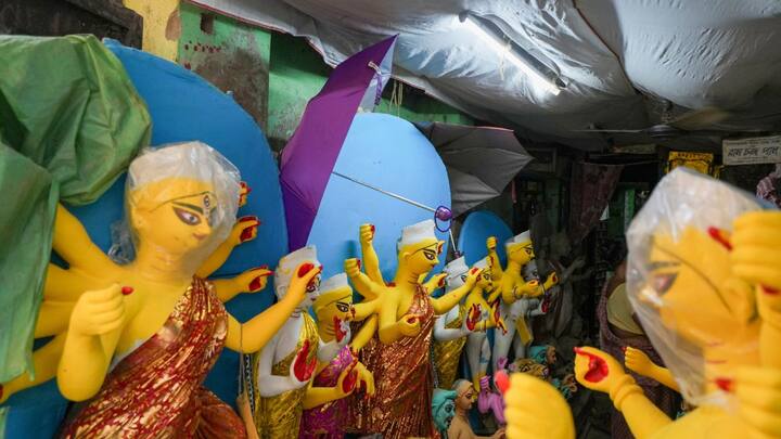 অক্টোবর মাসের মাঝামাঝি পর্যন্ত হালকা মাঝারি কখনও ভারী বৃষ্টির সতর্কতা জারি করা হয়েছে। অক্টোবর মাসের ১৫ তারিখের পর বৃষ্টি কমতে পারে বর্ষা বিদায় নিতে পারে বাংলা থেকে।