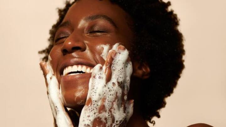 5. Gentle Cleanser: Choose a cleanser that protects your skin without stripping it of its oils. Avoid scrubbing, as this can damage the skin and affect its function. (Image Source: Pinterest/vbevi)