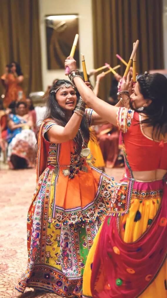 यंदाच्या  नवरात्रीला गरब्यात 'या' गाण्यांचा द्या तडका