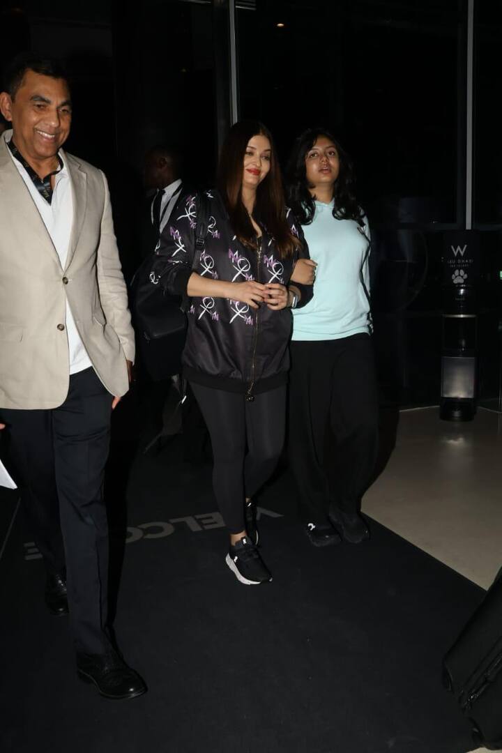 ऐश्वर्या और आराध्या की ये तस्वीरें देखकर अब यूजर्स सोशल मीडिया पर उन्हें बुरी तरह से ट्रोल कर रहे हैं. हर कोई ये सवाल उठा रहा है कि आखिर क्यों ऐश हर जगह अपनी बेटी को लेकर जाती है.