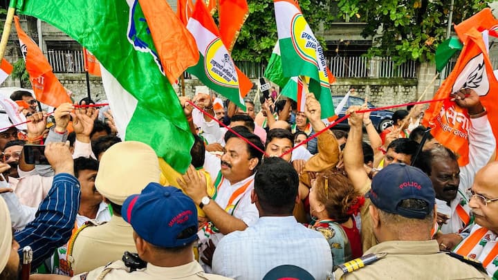 'मेट्रो स्थानकाच्या उद्घाटनासाठी मुहूर्त कशाला? 'आताच मेट्रो स्थानक सुरू करा,' 'मेट्रो आमच्या हक्काची, नाही कुणाच्या बापाची,' असं म्हणत महाविकास आघाडीच्या आंदोलकांनी स्थानकात शिरण्याचा प्रयत्न केला. मात्र, पोलिसांनी महाविकास आघाडीच्या नेते, कार्यकर्ते आणि पदाधिकाऱ्यांना स्थानकाबाहेर रोखून धरलं आहे. .