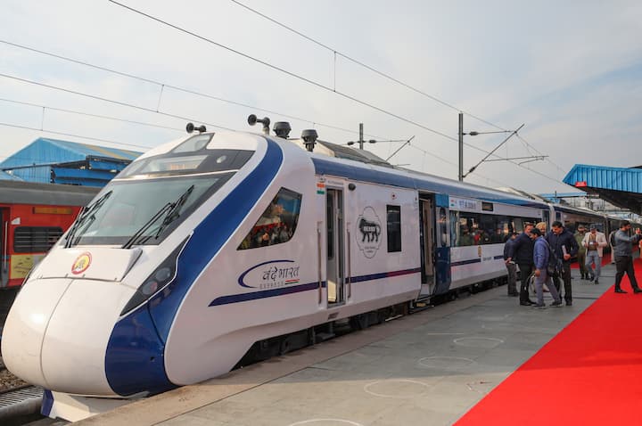 रेल्वे तिकिटावर पीएनआर असतो त्याच प्रमाणं कोणती सीट आरक्षित झालीय त्याबद्दल देखील माहिती असते.