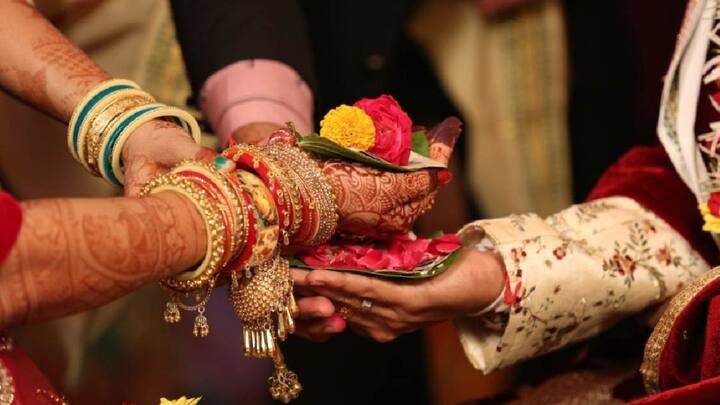 अंबानी कुटुंबात अनेकांनी प्रेम विवाह केला आहे. धीरुभाई अंबानी यांच्या काळातच अंबानी कुटुंबात प्रेम विवाह करण्यास सुरुवात झाली होती.