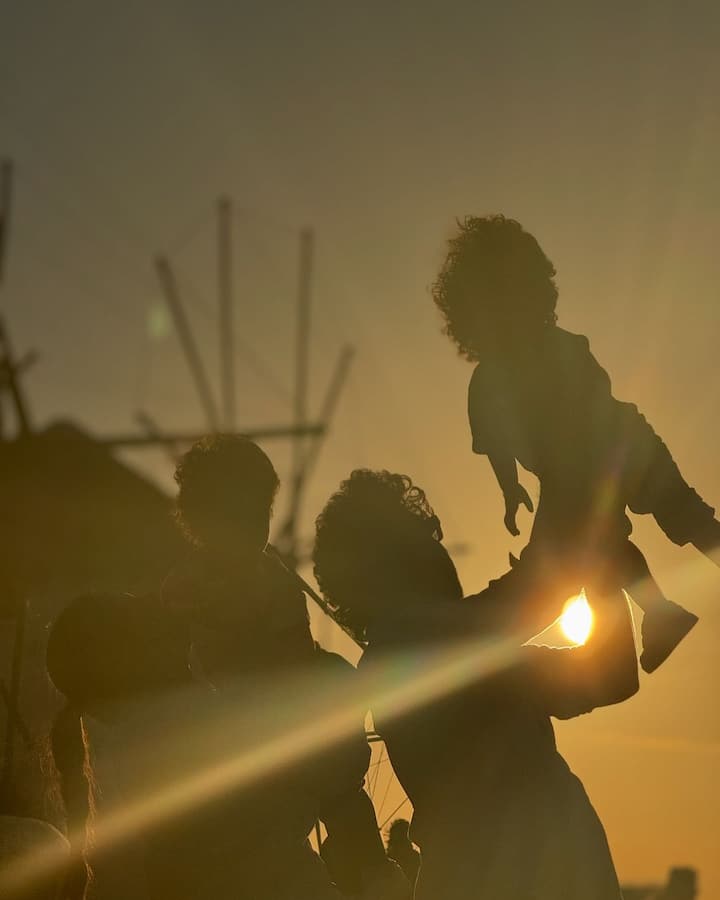 नयनतारा ने फोटोज शेयर करते हुए लिखा- जन्मदिन मुबारक हो मेरे अज़हगन. तुम दोनों के साथ बिताया हर पल ऐसा लगता है जैसे मैंने उस छोटे से पल में पूरी ज़िंदगी जी ली हो. प्यार भरी ज़िंदगी की जादुई ताकत आप ही हैं. इस अवास्तविक ज़िंदगी के लिए शुक्रिया मैं तुम दोनों को अपने पूरे दिल और आत्मा से प्यार करती हूं मेरे प्यारे उइर बेबी और उलग बेबी.