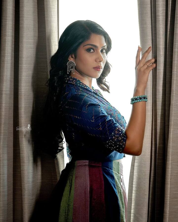 இந்த படத்தில் ஸ்வாசிகா கனவனாக அட்டக்கத்தி தினேஷ் நடித்துள்ளார்.அவர் விஜயகாந்த் ரசிகராக நடித்துள்ளார் ரசிகர்கள் ஸ்வாசிகாவையும் நீங்களும் விஜயகாந்த் ரசிகரா என கமெண்டில் கேள்வி எழுப்பி வருகிறார்கள்