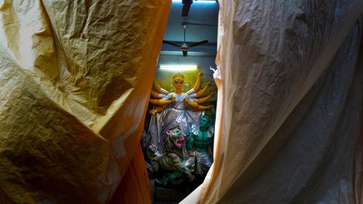 আশ্বিনেও পিছু ছাড়ছে না বৃষ্টি। আগামী সপ্তাহে মহালয়া। পুজোর আর বাকি মাত্র কয়েকটা দিন। কিন্তু প্রশ্ন হল দুর্যোগের আশঙ্কা কি থাকছে? পুজোর আনন্দ মাটি হবে না তো?