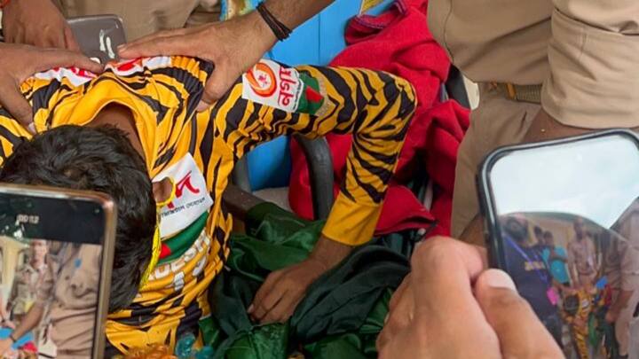 सोशल मीडिया पर मारपीट में घायल बांग्लादेशी फैन की तस्वीरें तेजी से वायरल हो रही हैं. (फोटो क्रेडिट- सोशल मीडिया)