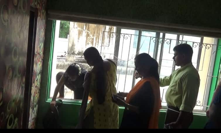 Massage center raid by police in chennai egmore மசாஜ் சென்டர் சோதனை - ஜன்னல் வழியாக தப்ப முயன்ற பெண்கள்: சென்னையில் பரபரப்பு