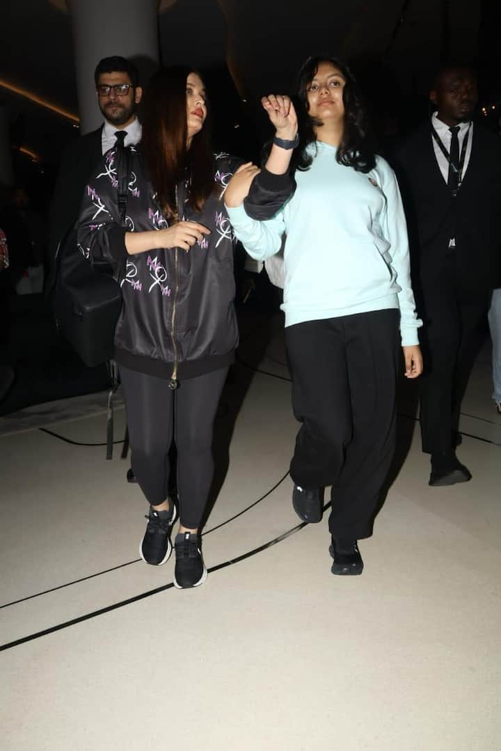 ऐश्वर्या राय बीती रात अपने बेटी आराध्या बच्चन के साथ एयरपोर्ट पर स्पॉट हुई. जहां से वो IIFA अवॉर्ड्स के लिए रवाना हुई.