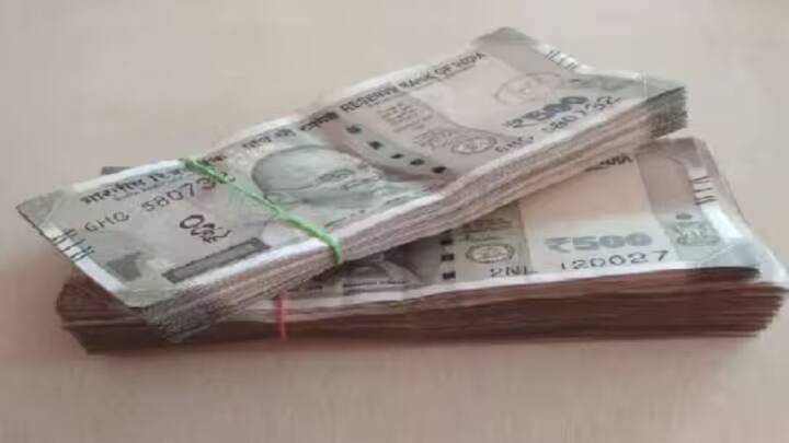 ਉਨ੍ਹਾਂ ਬੱਚਿਆਂ ਨੂੰ ਸਕੀਮਾਂ ਤਹਿਤ ਲਾਭ ਦਿੱਤਾ ਜਾਂਦਾ ਹੈ ਜੋ ਅਨੁਸੂਚਿਤ ਜਾਤੀਆਂ, ਅਨੁਸੂਚਿਤ ਕਬੀਲਿਆਂ ਅਤੇ ਵਿਸ਼ੇਸ਼ ਪੱਛੜੀਆਂ ਸ਼੍ਰੇਣੀਆਂ ਵਿੱਚੋਂ ਹਨ। ਉਨ੍ਹਾਂ ਦੇ ਪਰਿਵਾਰ ਦੀ ਆਮਦਨ 2 ਲੱਖ ਰੁਪਏ ਤੋਂ ਵੱਧ ਨਹੀਂ ਹੋਣੀ ਚਾਹੀਦੀ।ਸਕੀਮ ਦਾ ਲਾਭ ਲੈਣ ਲਈ, ਵਿਦਿਆਰਥੀ ਨੂੰ ਪ੍ਰਤੀਯੋਗੀ ਇਮਤਿਹਾਨ ਪਾਸ ਕਰਨ ਦੇ 3 ਮਹੀਨਿਆਂ ਦੇ ਅੰਦਰ-ਅੰਦਰ ਸਬੰਧਤ ਦਸਤਾਵੇਜ਼ਾਂ ਦੇ ਨਾਲ ਬਿਨੈ-ਪੱਤਰ ਆਪਣੇ ਜ਼ਿਲ੍ਹਾ ਅਧਿਕਾਰੀ ਕੋਲ ਜਮ੍ਹਾਂ ਕਰਾਉਣਾ ਹੁੰਦਾ ਹੈ।