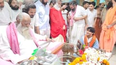 पंडित धीरेंद्र कृष्ण शास्त्री ने किए स्वामी अड़गड़ानंद महाराज के दर्शन, जमीन पर बैठकर लिया आशीर्वाद