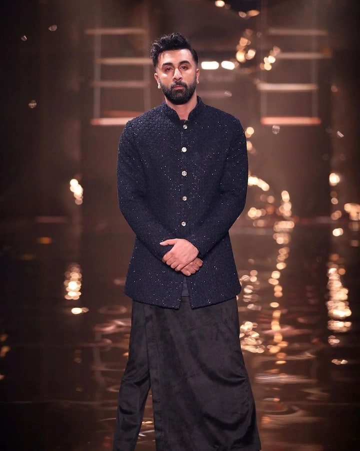 Ranbir Kapoor Height – रणबीर कपूर हर फिल्म में लीक से हटकर किरदार निभाते हैं. यही वजह है कि आज वो फैंस के फेवरेट बन चुके हैं. बात करें एक्टर की हाईट की तो ये 6 फीट है.