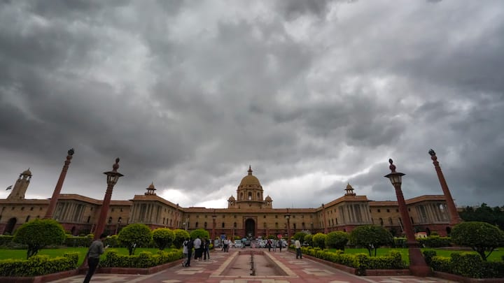 Delhi Weather Update: दिल्ली में पिछले कुछ दिनों से बारिश न होने और तापमान में आंशिक बढ़ोतरी से लोगों की परेशानी बढ़ गई है. मौसम विभाग ने आज और कल के लिए हल्की बारिश की संभावना जताई.