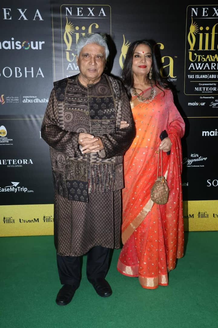 Veteran Bollywood actress Shabana Azmi arrived at IIFA 2024 with her husband. Who was looking very beautiful in saree during this time.