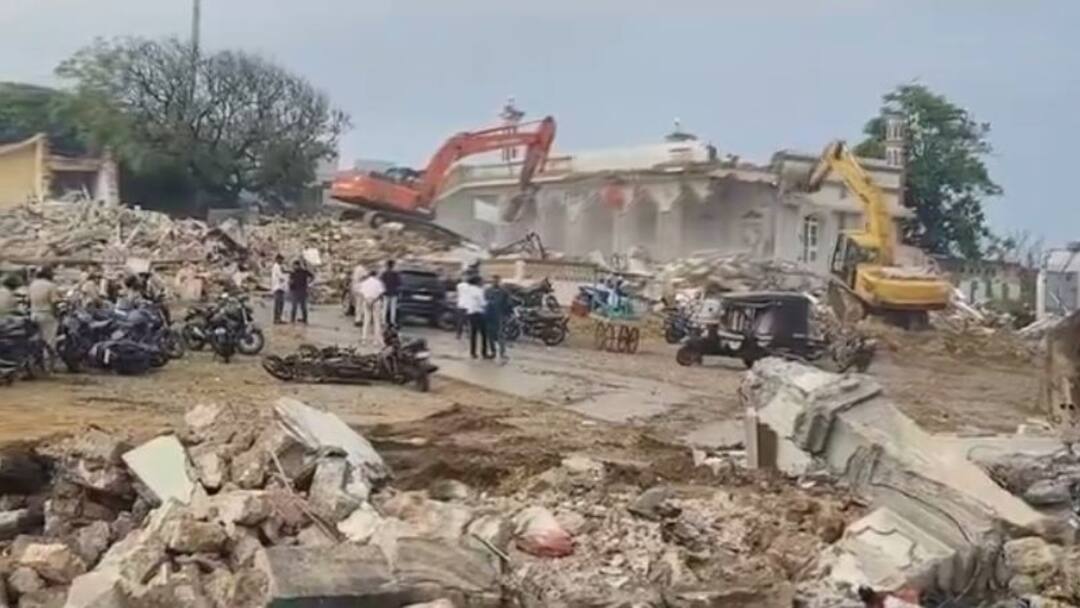 सोमनाथ मंदिर के पीछे अवैध अतिक्रमण पर बुलडोजर एक्शन, 36 JCB से तोड़फोड़, सैकड़ों पुलिसकर्मी मौजूद Gir Somnath Temple Anti Encroachment Drive 36 Bulldozers action against Illegal Constructions In Gujarat सोमनाथ मंदिर के पीछे अवैध अतिक्रमण पर बुलडोजर एक्शन, 36 JCB से तोड़फोड़, सैकड़ों पुलिसकर्मी मौजूद
