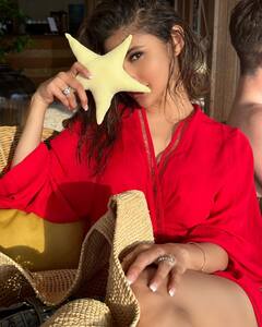 रेड बिकिनी पहन मालदीव में बर्थडे एंजॉय करती दिखीं मौनी रॉय, तस्वीरें देख कर्वी फिगर के दीवाने हुए फैंस