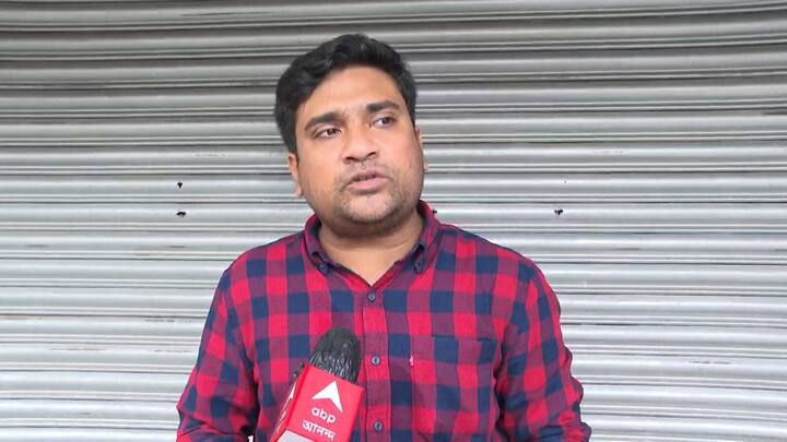 প্রান্তিক চক্রবর্তীর দাবি, 'ছবি নিয়ে বিতর্ক তৈরি হয়েছে বুঝতে পারছি। এটাই তো শিল্পের মজা। মানুষে মানুষে ডিফার করে।... এতে রাজনৈতিক চিন্তাভাবনা নেই।'