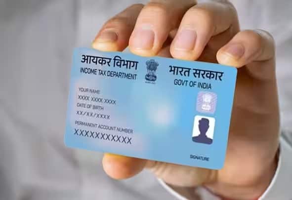 नवं पॅन कार्ड मिळण्यासाठी जेवढा वेळ लागतो, तेवढाच वेळ पॅनकार्ड अपडेट केल्यानंतर ते घरी येण्यासाठी लागतो. 15 ते 20 दिवसांत नाव अपडेट केल्यानंतर, पॅन कार्ड तुमच्या नोंदणीकृत पत्त्यावर पोहोचवलं जातं.