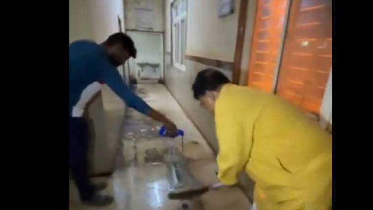 MP Minister Pradhuman Singh Tomar Cleans Dirty Floor Of Shivpuri District Hospital Video: திடீர் விசிட்: மருத்துமனையின் மோசமான நிலையை பார்த்து துடைப்பத்தை எடுத்த அமைச்சர்: விரைந்து வந்த அதிகாரிகள்.!