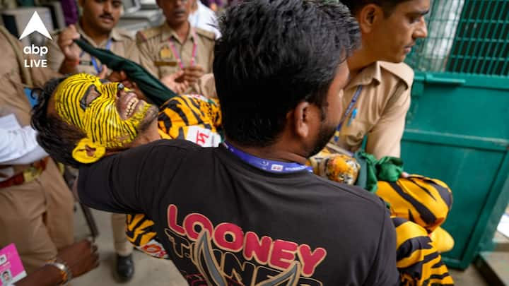 Bangladesh Superfan Tiger Robi: সামনে এল গুরুতর অভিযোগ। যে কারণে টাইগার রবিকে (Tiger Robi) ভারত ছেড়ে যেতে বলা হয়েছে বলেও খবর। দেশে ফেরত পাঠানো হচ্ছে বাংলাদেশ ক্রিকেট দলের সুপার ফ্যানকে।