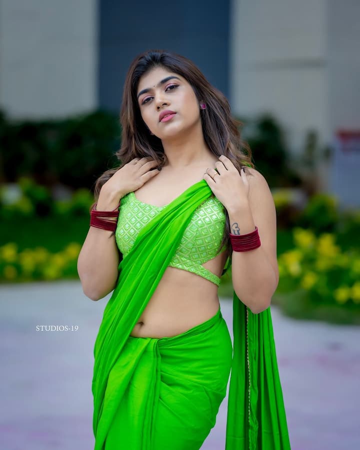 సోషల్ మీడియాలో హాట్ అందాలతో కుర్రకారును రచ్చ చేస్తోంది. Photo Credit: Ritu Choudhary/Instagram