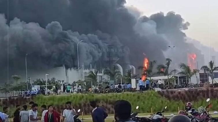 fire broke out at a cell phone manufacturing plant near hosur Hosur Fire Accident: ஓசூரில் டாடா செல்போன் உற்பத்தி ஆலையில் பயங்கர தீ விபத்து - பதறி ஓடிய தொழிலாளர்கள்