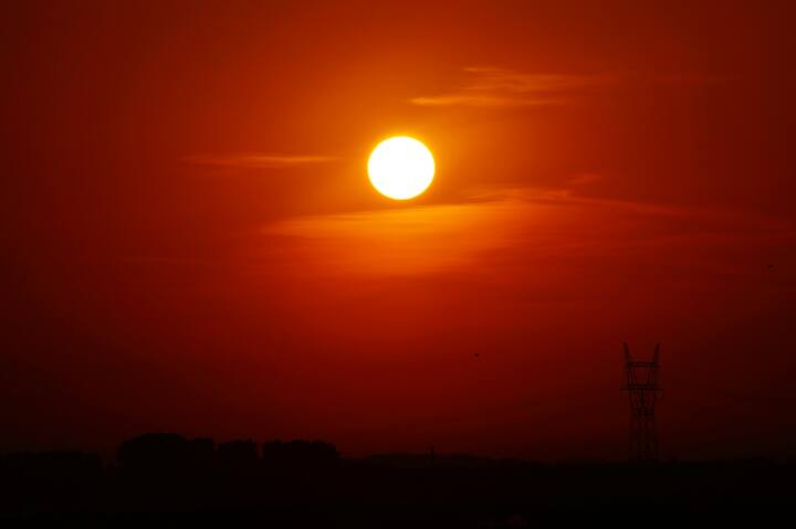 बता दें सूरज के अंदर हाइड्रोजन नाम का एक तत्व है. ये हाइड्रोजन परमाणु आपस में मिलकर हीलियम बनाते हैं. इस प्रक्रिया में बहुत सारी ऊर्जा निकलती है, जिससे सूरज चमकता है.