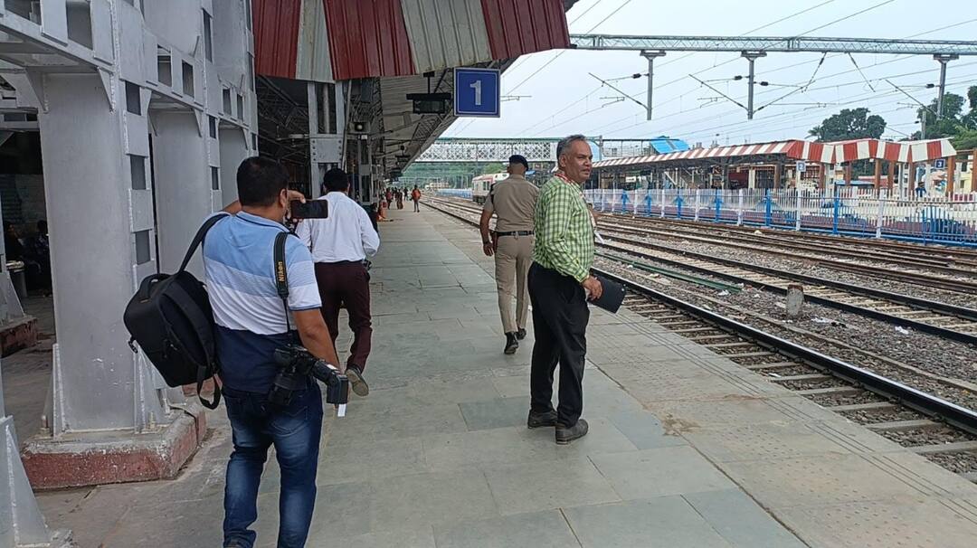 Train Accident Railway start Operation Samvad and make people living near the tracks aware ann UP News: रेल हादसों के बाद अब रेलवे शुरू करेगा ऑपरेशन संवाद, पटरियों के पास रहने वाले लोगों को करेगा जागरूक