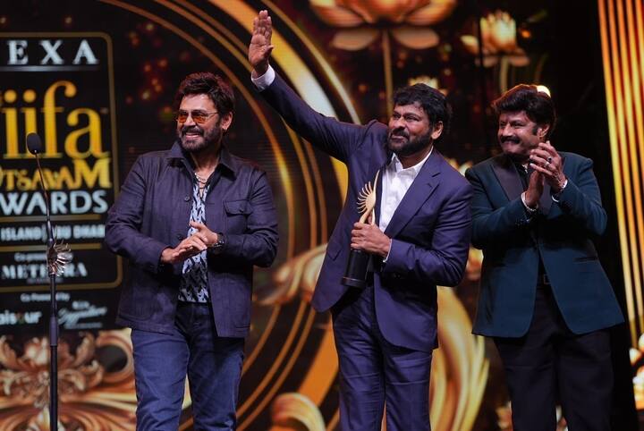 ఇటీవల హైదరాబాద్ సిటీలో బాలకృష్ణ గోల్డెన్ జూబ్లీ సెలబ్రేషన్స్ జరిగాయి. ఆ ఈవెంట్ లోనూ చిరంజీవి, బాలకృష్ణ, వెంకటేష్ కలిశారు.