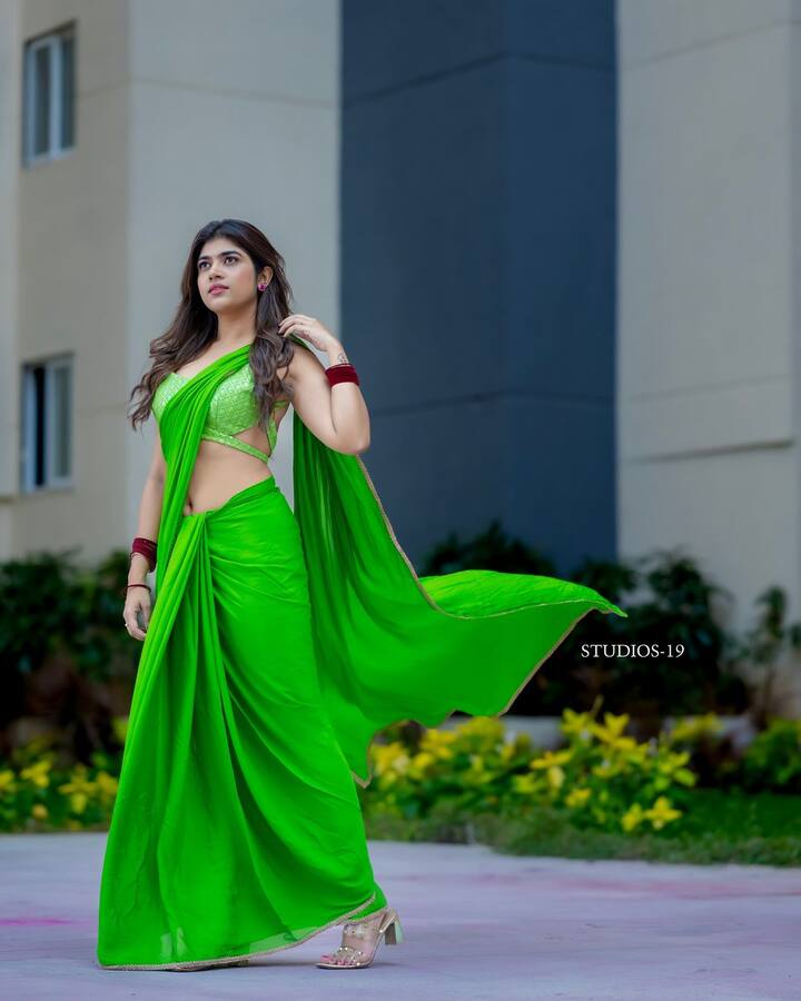 ప్రస్తుతం ఈ ఫోటోలు నెట్టింట వైరల్ అవుతున్నాయి. Photo Credit: Ritu Choudhary/Instagram