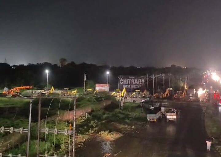 સોમનાથ વિસ્તારમાં  ગેરકાયદે બાંધકામો સામે વહીવટીતંત્ર દ્વારા મોટી કાર્યવાહી કરવામાં આવી રહી છે. શુક્રવારની રાતથી 36 જેટલા બુલડોઝર આ ગેરકાયદે બાંધકામો તોડી પાડવાની કામગીરીમાં લાગેલા છે.