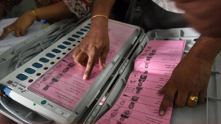 केंद्रीय निवडणूक आयोगाने गेल्या 2 दिवसांत राज्यातील राजकीय पक्ष व विविध संस्थांशी चर्चा करुन विधानसभा निवडणुकांसाठीचा (Election 2024) आढावा घेतला आहे. त्यानंतर, आज पत्रकार परिषद घेऊन महाराष्ट्रातील विधानसभा निवडणुकांसाठीची महत्वाची माहिती दिली.