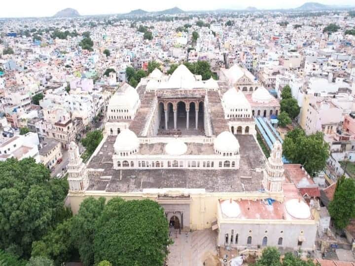 திருமலை நாயக்கர் மஹால் என அழைக்கப்படும் அரண்மனையானது, மதுரை ஆண்ட நாயக்க மன்னர்களில் ஒருவரான திருமலை நாயக்கரால் 1636 ஆம் ஆண்டு கட்டப்பட்டது இன்றளவும் கம்பீரமாக உள்ளது.