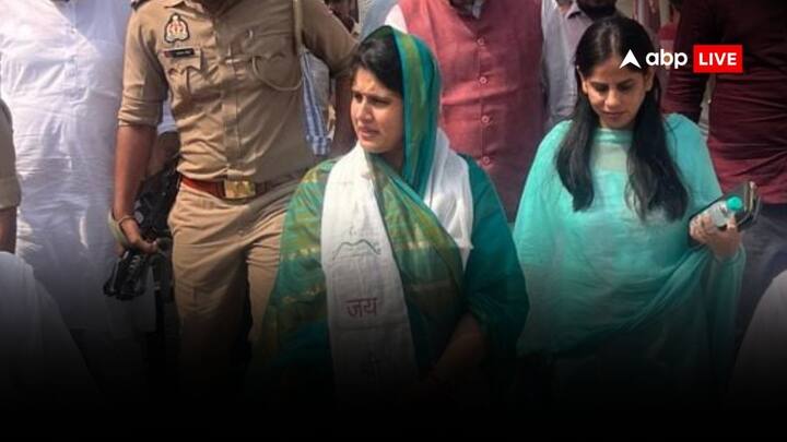 यूपी तक की रिपोर्ट के मुताबिक वरिष्ठ पत्रकार आस मोहम्मद कैफ से जब यह पूछा गया कि भाजपा-रालोद गठबंधन मीरापुर उपचुनाव में किसे टिकट दे सकता है तो इस सवाल के जवाब में उन्होंने कहा कि बीजेपी-RLD गठबंधन इस बार याशिका चौहान को मैदान में उतार सकता है. क्योंकि याशिका चौहान का ससुराल पक्ष और मायका पक्ष दोनों ही लंबे समय से राजनीति कर रहे हैं. सभी राजनीतिक समीकरणों के मद्देनजर गठबंधन शिक्षित और कद्दावर परिवार की महिला पर दांव लगाने की तैयारी में लग रहा है.