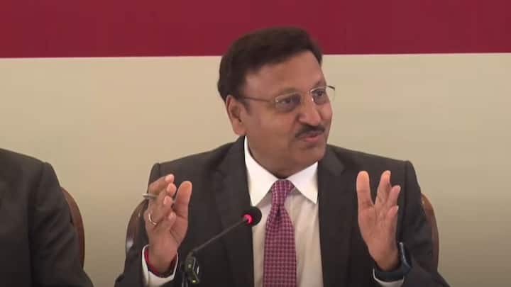 केंद्रीय निवडणूक आयोगाचे मुख्य आयुक्त राजीव कुमार यांनी  3 वर्षांपेक्षा जास्त कार्यकाळ ज्यांची सेवा झाली अशा अधिकाऱ्यांच्या तात्काळ बदल्या करा, असे आदेश दिले आहेत. शिवाय महाराष्ट्रात किती मतदार आहेत? याबाबत भाष्य केलं आहे.