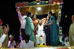 'काय झाडी काय डोंगर' फेम आमदार शहाजीबापू पाटलांची चक्क बग्गीतून सेलिब्रेटी स्टाईल मिरवणूक, विधानसभेच्या आधी चर्चा रंगली