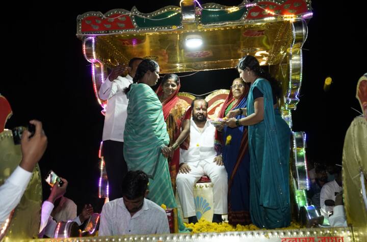 त्यामुळे विधानसभा निवडणुकीच्या अगोदरच विजयी जल्लोषा सारखी शहजिबापुंची मिरवणूक निघाल्याने कार्यकर्ते उत्साहात आहेत .