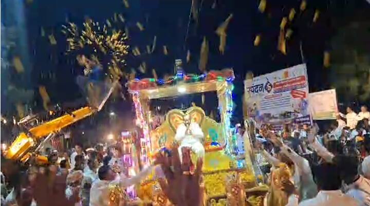 यावेळी जेसीबीच्या सहाय्याने फुलांची उधळण करत पुष्पवृष्टी करण्यात आला . यावेळी मागे 'पाटील आला' हे गाणे वाजवण्यात येत होते.