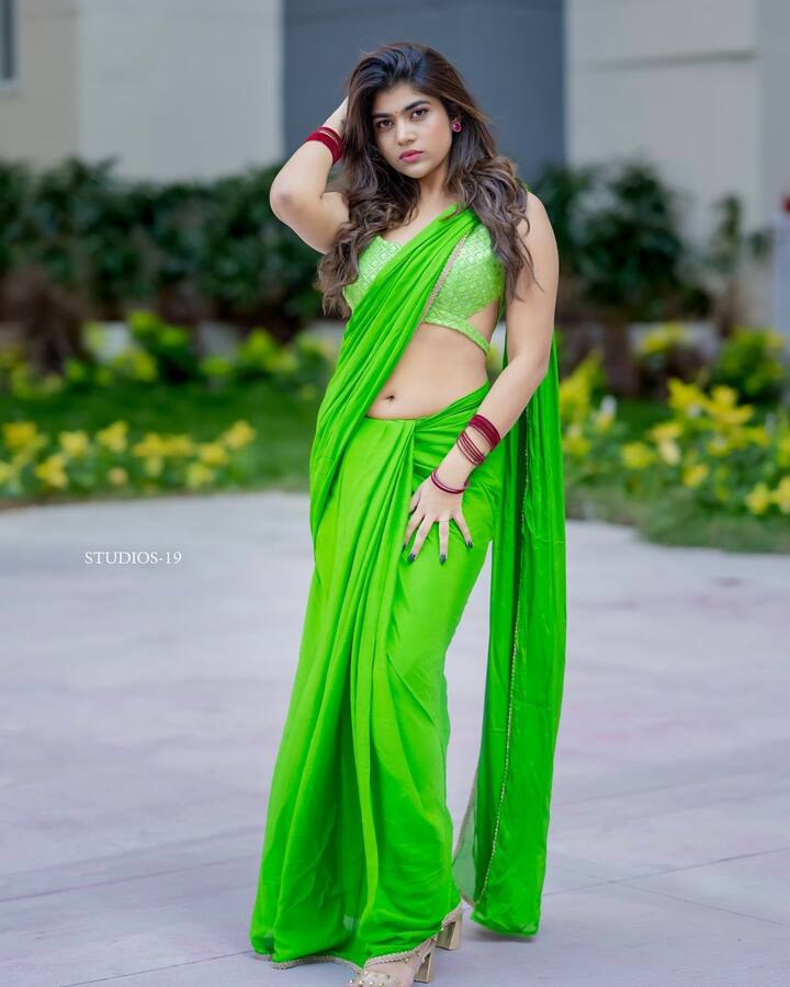 తాజాగా ఆకుపచ్చ చీర కట్టులో నాభి అందాలు చూపిస్తూ కవ్వించింది. Photo Credit: Ritu Choudhary/Instagram