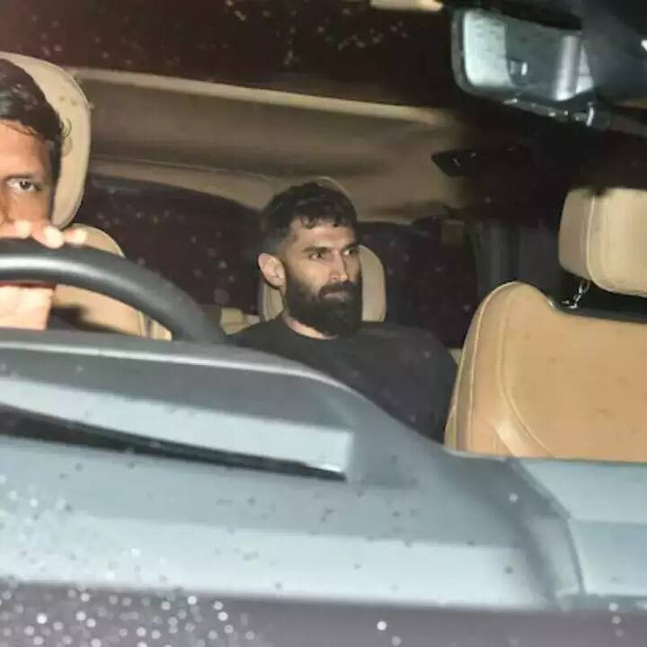 Actor Arjun Kapoor also reached Ranbir Kapoor's house at night to celebrate his birthday.