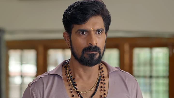 ఆ మాట విని రుద్ర భయపడిపోతాడు..తన బండారం ఇకబయటపడినట్టే అనుకుంటాడు. నాకు చెప్పకుండా ఎందుకిలా చేశావ్ అని సత్యని నిలదీస్తాడు మహదేవయ్య. ఈ ఇంట్లో ఆడవారు కొంచెం తెలివిగా ప్రవర్తించడం ఇదే మొదటిసారి అనుకుంటా అని సెటైర్ వేస్తుంది