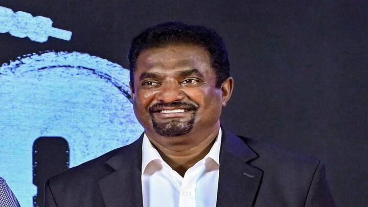 ஆசிய மைதானங்களில் நடைபெற்ற டெஸ்ட் போட்டிகளில் அதிக விக்கெட்டுகளை கைப்பற்றிய வீரர்கள் பட்டியலில் இலங்கை அணியின் முன்னாள் வீரர் முத்தையா முரளிதரன் முதல் இடத்தில் இருக்கிறார். அவர் 97 டெஸ்ட் போட்டியில் 612 விக்கெட்டுகளை வீழ்த்தி உள்ளார்.