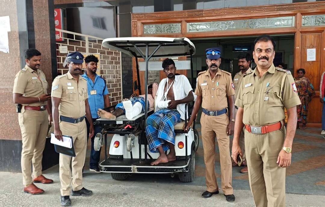 Dindigul - Murder convicts who tried to escape from the police were seriously injured when they jumped down from the cliff. கொலை குற்றவாளிகளை ரவுண்டு கட்டிய போலீஸ்: தப்பிக்க முயன்ற போது படுகாயம்