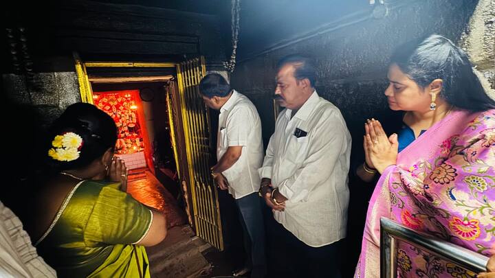 తిరుమల లడ్డూ తయారీలో అపవిత్రం జరిగిందన్న సీఎం చంద్రబాబు కామెంట్స్‌కు వ్యతిరేకంగా వైఎస్‌ఆర్‌సీపీ వినూత్న నిరసనలు చేపట్టింది.