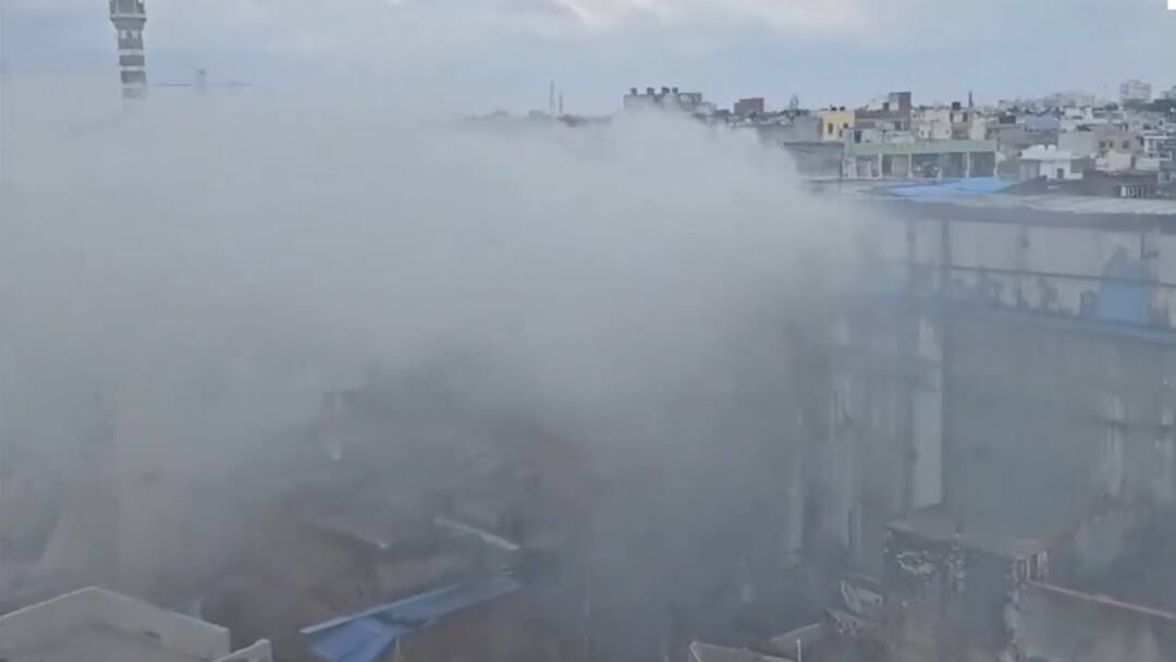 लखनऊ में 31 घंटे तक इमारत में लगी रही आग, 105 कर्मी चारों ओर से करते रहे पानी की बौछार Lucknow massive fire break out at illegal warehouse for 31 hours at latush road लखनऊ में 31 घंटे तक इमारत में लगी रही आग, 105 कर्मी चारों ओर से करते रहे पानी की बौछार